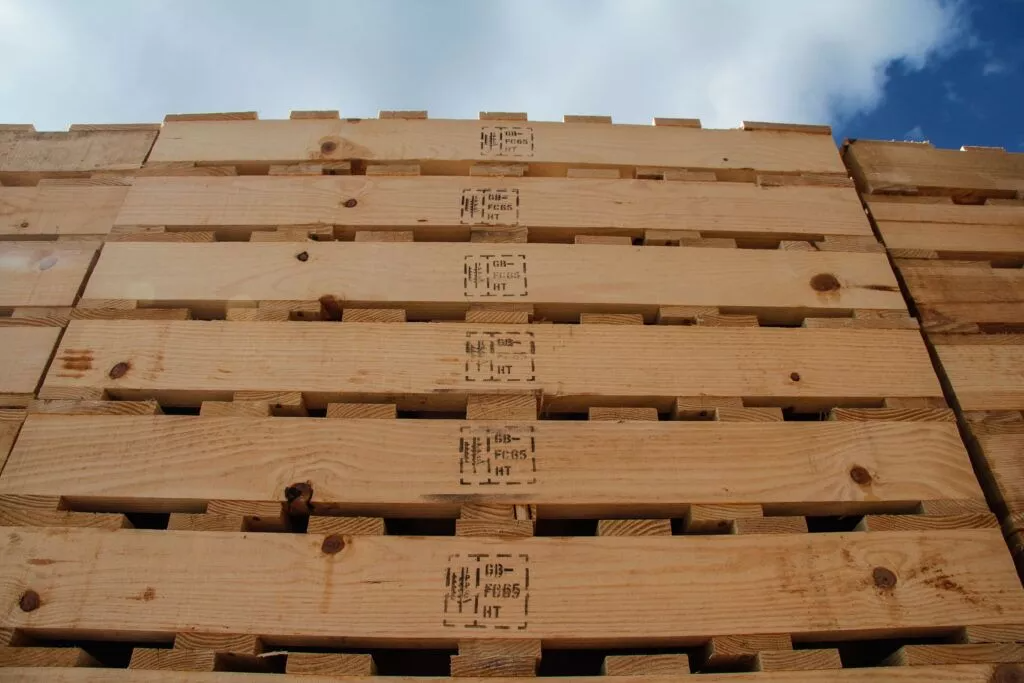 stacked-wooden-pallets-marking-ISPM15-1024x683